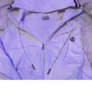 Moncler  - Den är för liten kontakt för mer info