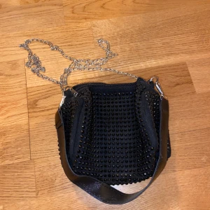 Mini väska - Liten axelremsväska med paljetter på🖤 