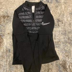 Säljer denhär fina,nästan nyköpt Nike sport tröja. Skicka 10/10 inga defekter eller skador. Originalpris 600 kr. Använts några gånger. Tveka inte vid fundering, priset kan diskuteras vid köp.