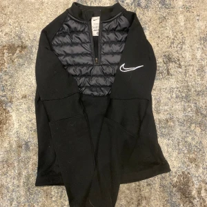 Nike Therma-fit academy - Säljer denhär fina,nästan nyköpt Nike sport tröja. Skicka 10/10 inga defekter eller skador. Originalpris 600 kr. Använts några gånger. Tveka inte vid fundering, priset kan diskuteras vid köp.