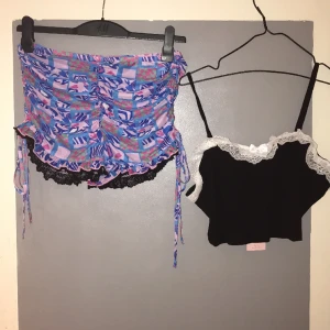 Burlesk set byxa/mamelucker och top L - Oanvänt där rynket framhäver rumpan. Du kan reglera hur långa ben i sidan. Båda stretchiga varför dina mått kan vara mellan M och L. Resår midjan, nedtill och hela toppen av ribbad trikå. Axelband reglerbara. Går att köpa var för sig 