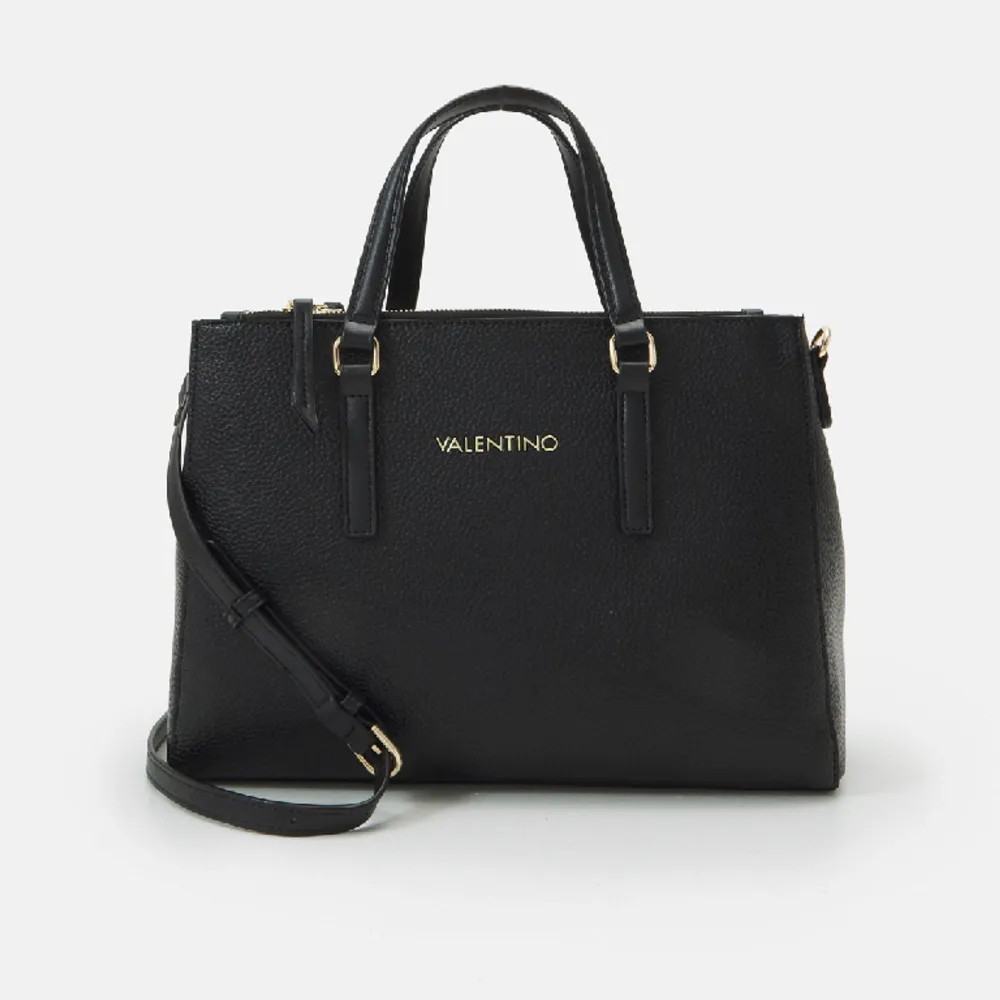 Jättefin väska från Valentino Bags💘 Nypris 1385 säljer för 1000 då den endast är använd ett fåtal gånger❣️SKRIV FÖR EGNA BILDER! . Väskor.