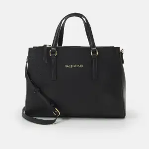 Jättefin väska från Valentino Bags💘 Nypris 1385 säljer för 1000 då den endast är använd ett fåtal gånger❣️SKRIV FÖR EGNA BILDER! 