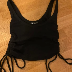 Topp - Svart topp från Zara🖤 använd få gånger, knytningar på sidan