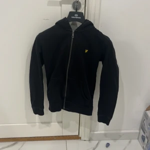 Lyle&scott zip hoodie - Storlek : 12-13 years old  Skick : ny skick  Ny pris 800