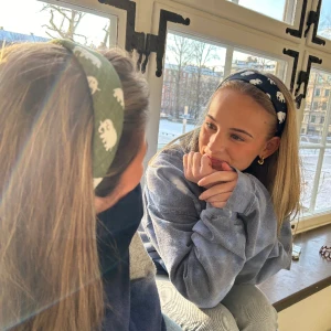 Svenskt Tenn hårband - Handgjorda Svenskt Tenn diadem med det trendiga elefantmönstret, i linnematerial. De finns i grönt, blått och svart. 🤍