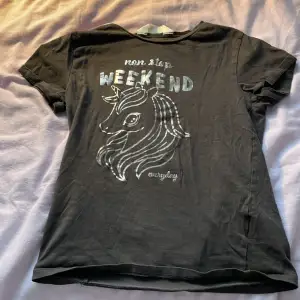 En grå t-shirt som det står ”non stop weekend” på i storlek 134/140. 30 kr😄
