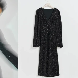 Glittrig klänning  - Säljer min fina glittriga klänning från Gina tricot❤️ perfekt festklänning. oanvänd och prislapp kvar! Skriv vid intresse☺️