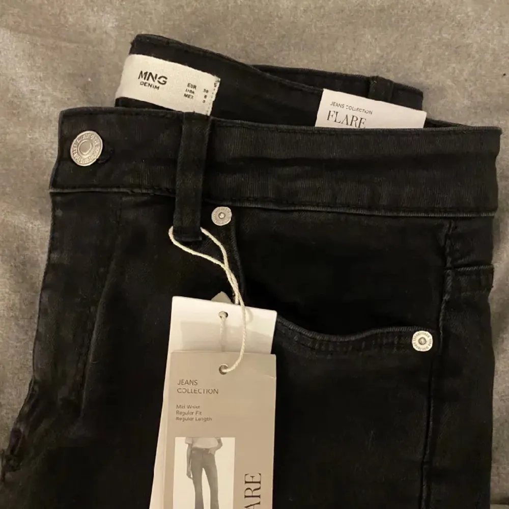 Helt nya flared jeans från mango😍aldrig använda och prislapp sitter kvar. Jeans & Byxor.