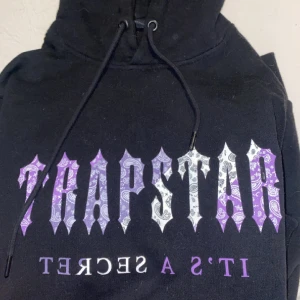 Svart trapstar hoodie 22 - Svart trapstar hoodie 