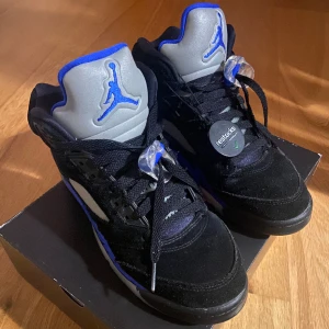Jordan 5 retro racer blue  - Säljer pga jag inte använder längre. Dom är sparsamt använda och är i god skick. Kan även mötas i Malmö.  *authentic