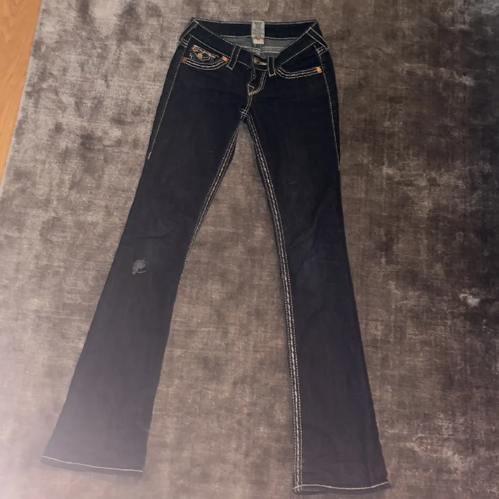 Dom är i modellen bootcut , dom har ett hål vid knät som ni kan se men annars är dom i bra skick och knappt använda💗. Jeans & Byxor.