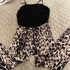Byxdress i leopardmönster - En byxdress i bra skick från märket rainbow🙌