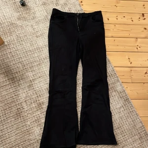 Midwaist jeans utsvängda  - Säljer dessa från Gina tricot då dom är lite korta i benen på mig som är ca 170cm. De står att storleken är XL men de sitter snarare som ett par M/L då vi sydde in dom lite i midjan vilket knappt syns. Sparsamt använda och inga defekter. Stretchiga 