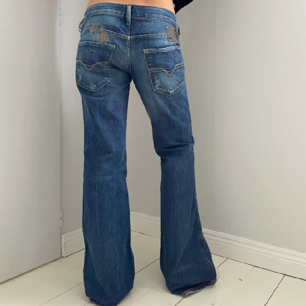 Säljer de här lågmidjade PERFEKTA jeansen.  Midjemått:82cm, Innerbenslängd:81. Jeans & Byxor.