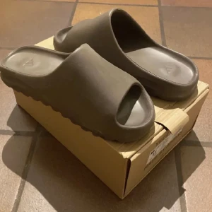 Yeezys slides - Använder ej ÄKTA!!! Nytt pris 1500kr 
