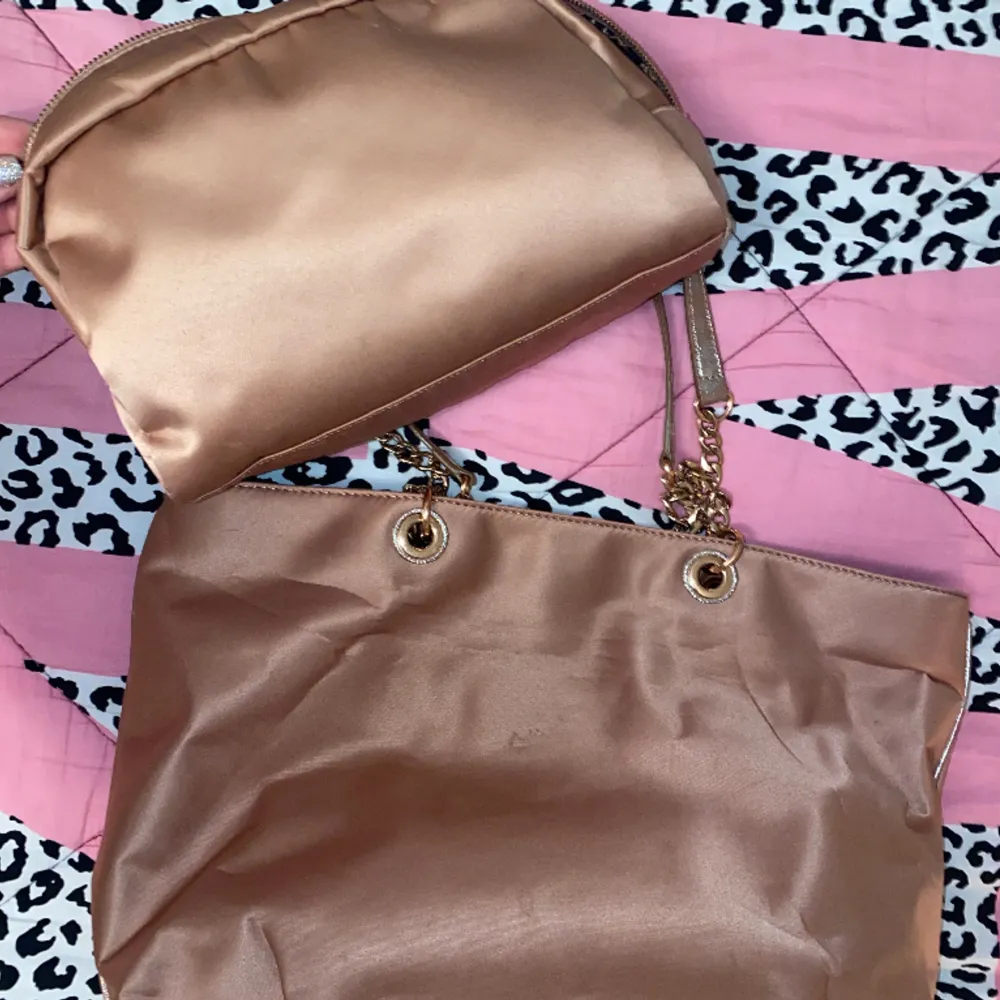 Victoria’s Secret handväska och sminkväska . Väskor.