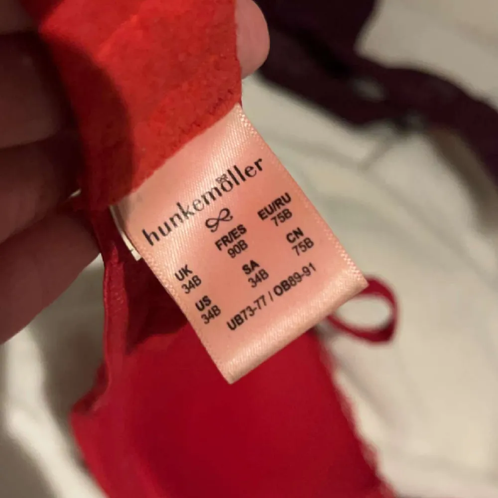 Röd Hunkemöller bh. Bara använt fåtal gånger men är fortfarande i nyskick🥰. Övrigt.