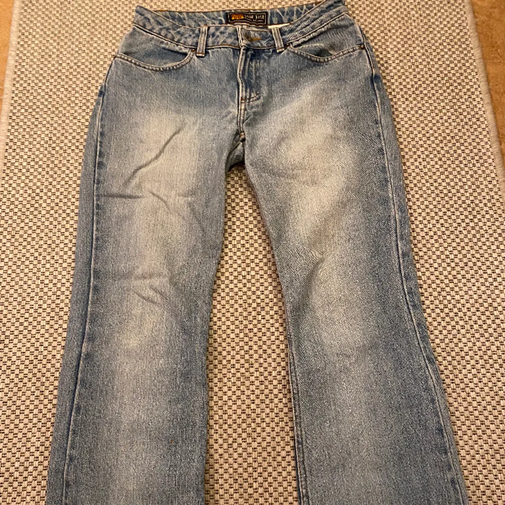 Jättefina jeans som tyvärr har blivit för små för mig, storleken är en liten S. Ett hål som syns på tredje bilden. Priset kan diskuteras.. Jeans & Byxor.
