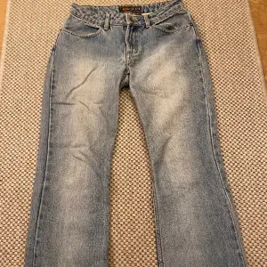 Jättefina jeans som tyvärr har blivit för små för mig, storleken är en liten S. Ett hål som syns på tredje bilden. Priset kan diskuteras.
