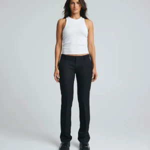 Bikbok kostymbyxor - Hej säljer dessa kostymbyxorna från Bikbok då de är förstora för mig, super bra skick, inte jätte använda då de ej passar!❤️(ny pris 500) 