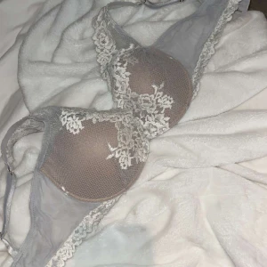 Intimissimi bh - Grå Intimissimi bh med vit spets köpt för 500kr. Kommer inte till användning. Lappen är avklippt men den är i 80c. I nyskick🥰