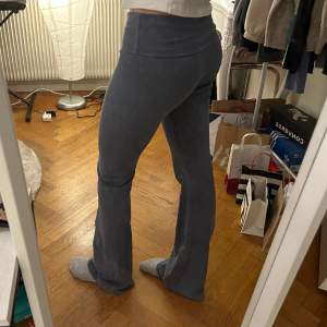 Yoga pants / Priscilla pants från Brandy Melville🫶🏼Säljer pga tycker de är för stora på mig😊Endast använda ett fåtal gånger! ‼️Sista bilden tagen från hemsidan‼️(inte smutsiga, bara spegeln som är smutsig)