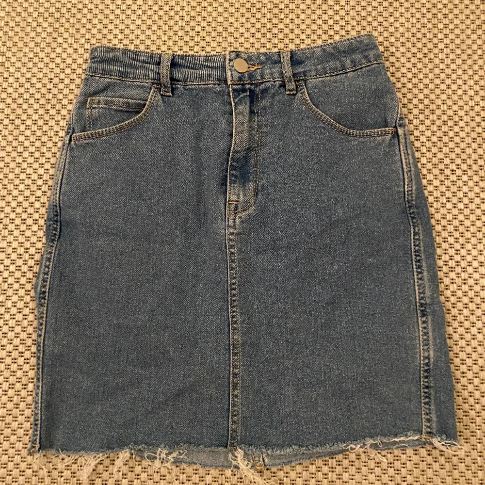 Jeans kjol från H&M i storlek 34 . Kjolar.