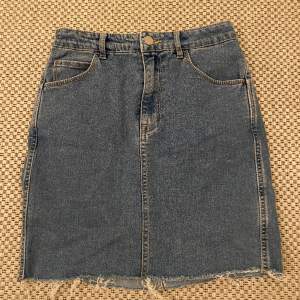 Jeans kjol från H&M i storlek 34 