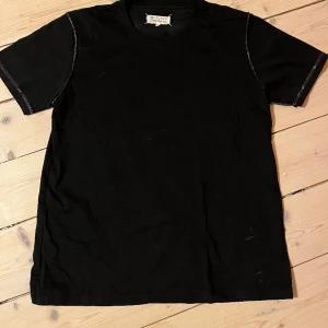 Maison Margiela Contrast Stich T-Shirt - Mycket snygga margiela tisha med sömmar Och den ikoniska loggan i nacken Köpt på depop men har verkligen ingen aning om dennas äkthet så sätter priset på nåt mellanting