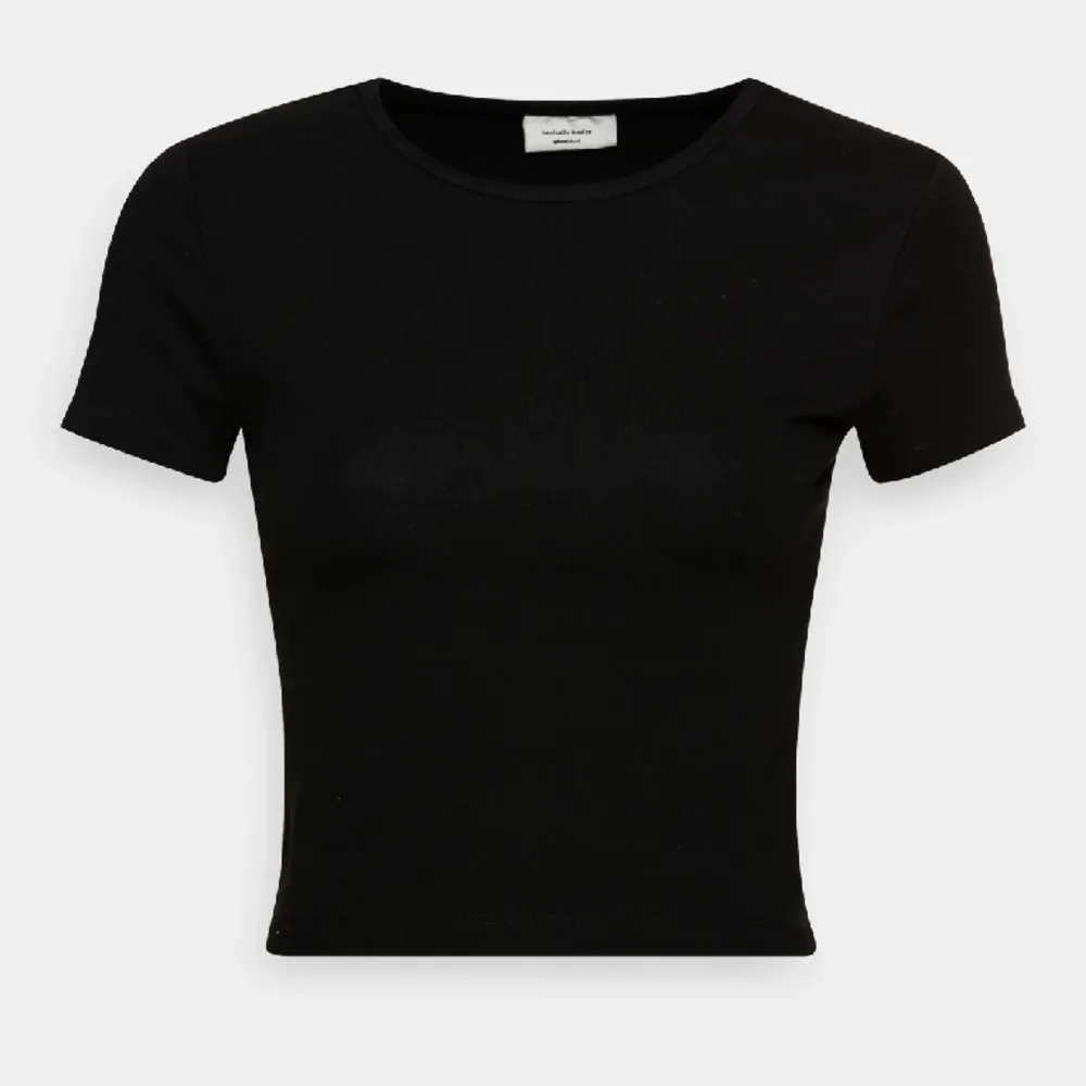 Säljer denna jättesnygga tajta t-shirten ifrån bikbok i storlek S. Säljer pågrund av att jag inte gillar hur den sitter på mig❤️ Bra skick, som ny❤️ köpt för 149kr men säljer för 20kr. T-shirts.