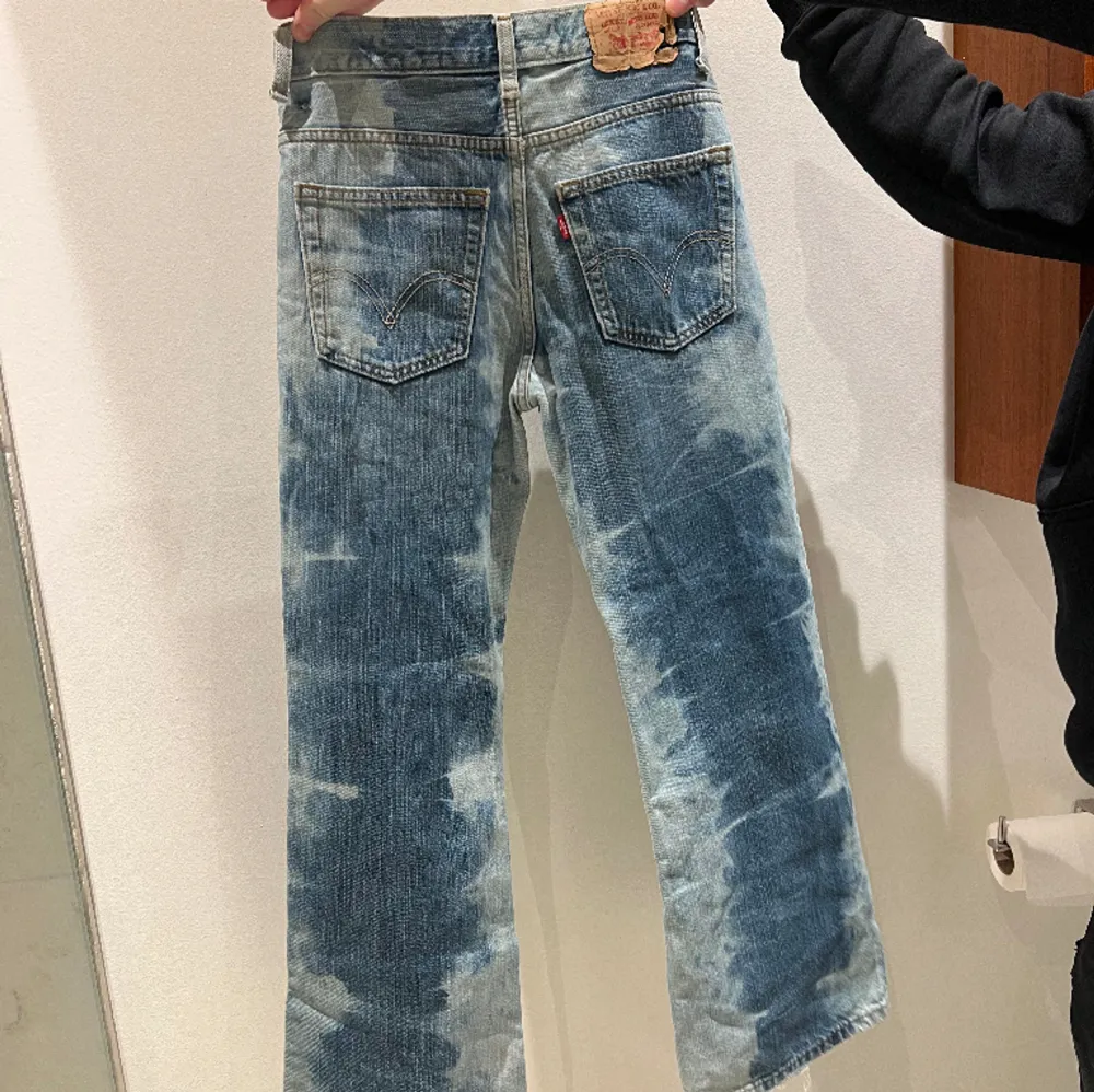 Säljer dessa så coola Levis jeans som tyvärr är försmå för mig😭  Så coola och verkligen gör en outfit unik 😍 Skriv vid intresse!! . Jeans & Byxor.