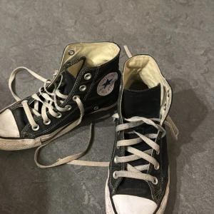 Mörk blåa converse 37 - Mörkblåa converse i storlek 37 