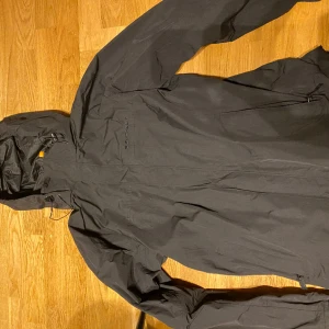 Fin Everest jacka i storlek M - Tja. Säljer min fina svarta Everest jacka som jag knappt har använt. Storlek M och i princip nyskick.  