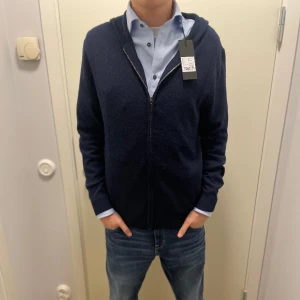 100% kashmir zip hoodie  - Säljer min helt nya zip hoodie i 100% kashmir. Märket är   lawrence grey, nypris är ca 3000 Väldigt fin och skön tröja, liknar soft goats tröjor i kvaliteten och känslan! Helt ny med tags. Han på bilden är 182 cm lång. Hör av er vid intresse!  Mvh, Arre🙌