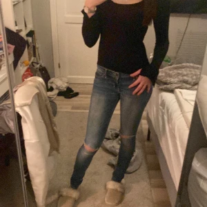 Hollister low jeans - Ett par vintage hollister low jeans, använt förut men använt väl och är i ett bra skick