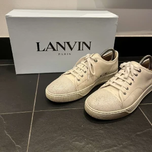 Lanvin Sneaker - Riktigt schyssta skor från Lavin! Dem är använda men fortfarande i grymt skick!(se bild tre för defekt) Uk8 vilket motsvarar 42-43! Vid köp medföljer Box! De är perfekta nu för vintertider! Vid frågor är det bara att höra av sig!🤲🏻 Nypris 4200kr