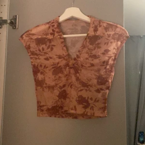 Topp  - Från shein, aldrig använd. Tyckte den var lite genomskinlig. Men väldigt fin om man har något under, ser bättre ut på
