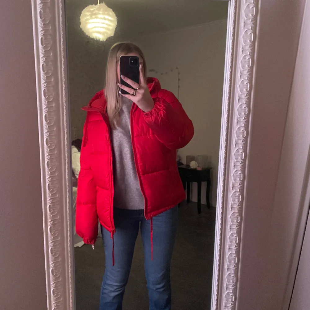 Säljer denna jätte mysiga röda jackan från H&M, eftersom den inte kommer till någon användning.💗Den är varm och skön, vilket passar perfekt till både vintern och våren. Den är dessutom slutsåld på hemsidan i alla storlekar.💗 Ordinarie pris är 549kr. Jackor.