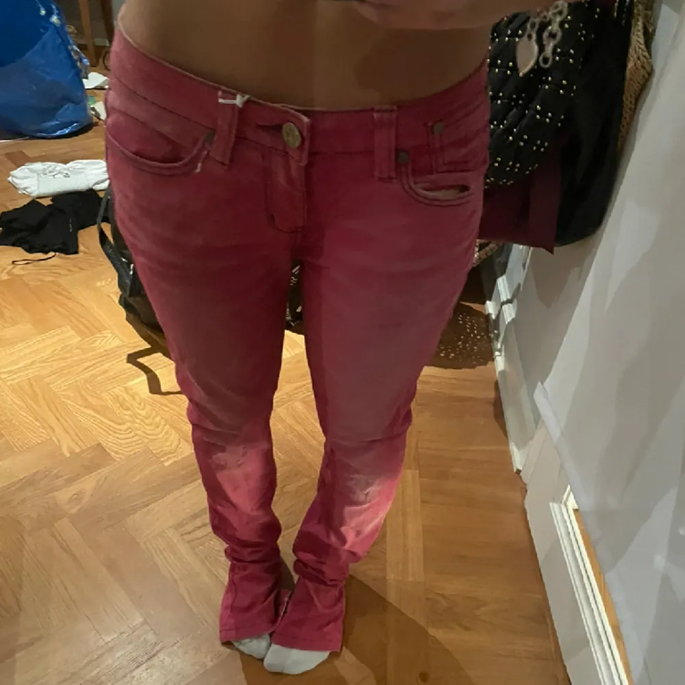 Ett par ass najs röd/rosa jeans aldrig använt. Säljer då dom är för långa för mig och har ett par liknande. . Jeans & Byxor.