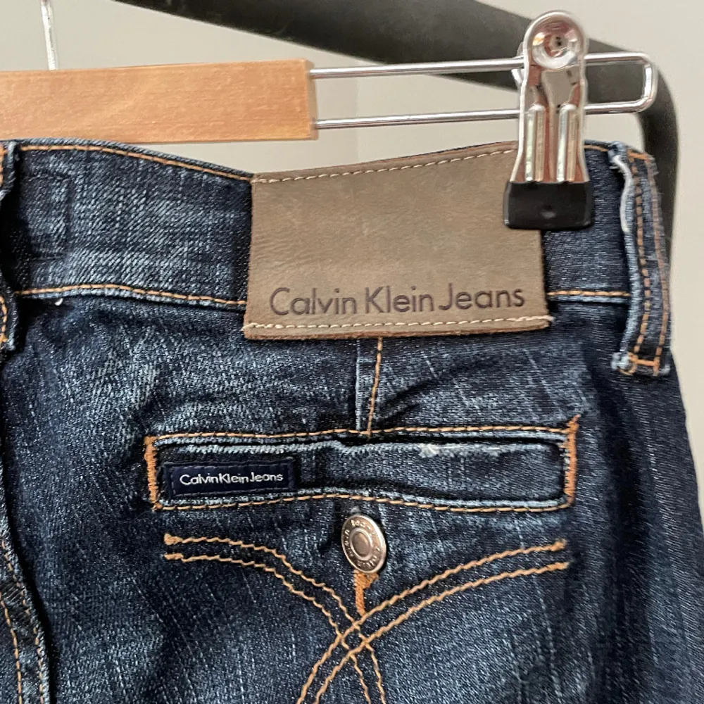 Vintage Calvin Klein jeans. W: 28. Midjemått: 37 cm och innerbenslängd 81 cm. Jeans & Byxor.