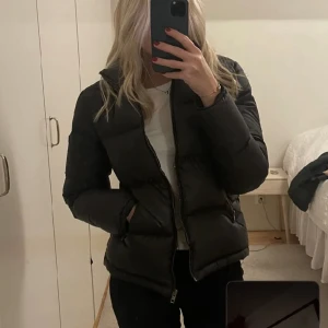 Jacka  - Säljer en vinterjacka som jag köpt här på plick men tyvärr så var den för stor så därav jag säljer, annars i fint skick och perfekt nu till vintern,billigare vid snabb affär🤗💞