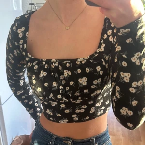 Blommig topp - Säljer denna topp som är som ny💗. 