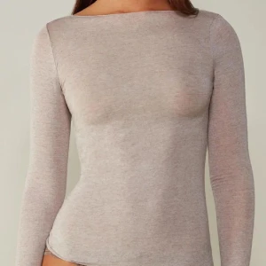 INTIMISSIMI, beige - säljer nu denna super fina Intimissimi som inte kommer till så mycket användning.  Original pris, 450 och jag säljer för 300 ❤️❤️ vi mer bilder eller info  skriv till mig ❤️❤️st S