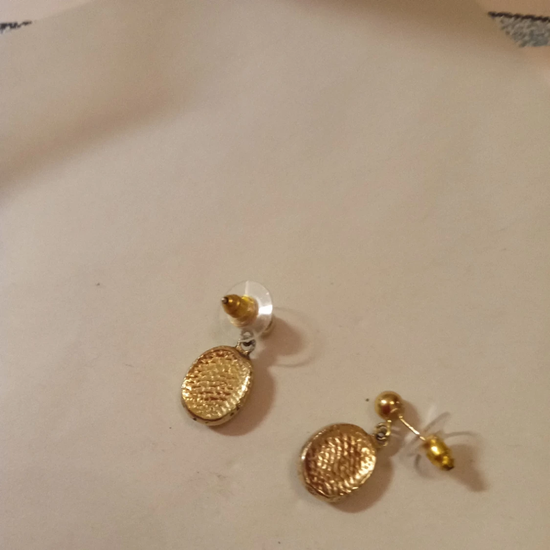 Örhängen med hänge av en medaljong med gröna stenar . - 91