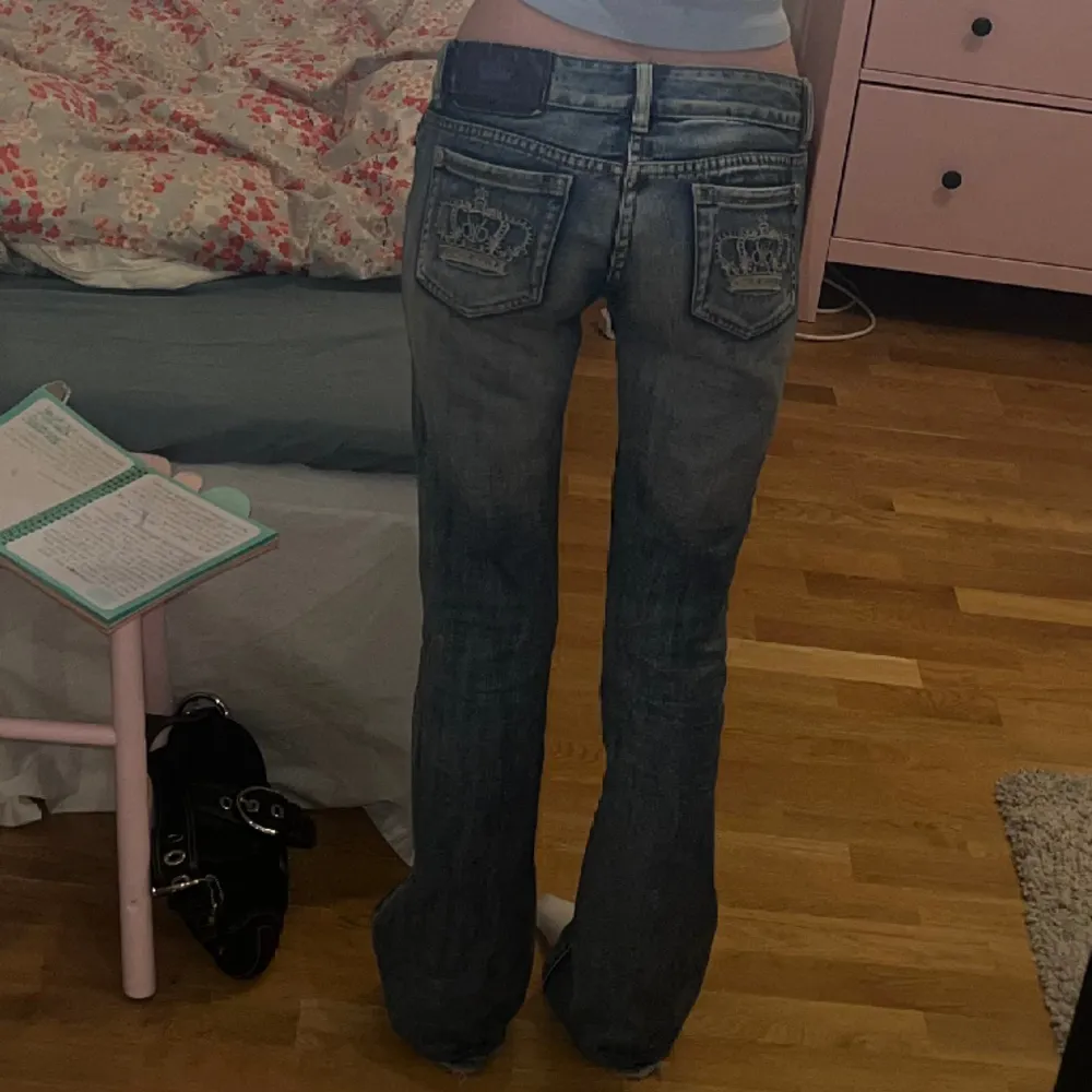 Säljer mina Victoria beckham jeans eftersom dom är förstora :((( står 27 i jeansen men passar nästan som en 26a tycker jag. Lite slitna längst ner (men absolut inte mycket) skriv för fler bilder :) . Jeans & Byxor.