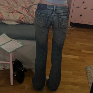 Victoria Beckham by rock republic jeans - Säljer mina Victoria beckham jeans eftersom dom är förstora :((( står 27 i jeansen men passar nästan som en 26a tycker jag. Lite slitna längst ner (men absolut inte mycket) skriv för fler bilder :) 
