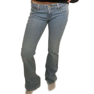 Lågmidjade jeans - Lågmidjade jeans,  Midjemått: 39 cm Innerbenslängd: 84 cm