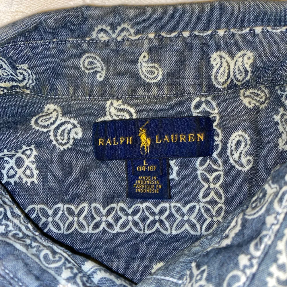 Säljer min mönstrade Ralph Lauren skjorta  då den inte längre passar. Den är ganska väl använd men i gott skick. Den har inga märken eller skador vad jag kan hitta. Skjortan passar på dig som är 155-165. . Skjortor.