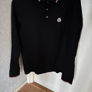 Moncler och hugo boss plagg - Moncler Maglia pike 9/10 skick 1k str M 3. Hugo boss sweatshirt helt ny 500kr Str M   Hugo boss sweatshirt grå, 500kr str M Kenzo sweatshirt, 400kr str S Buda gärna!  